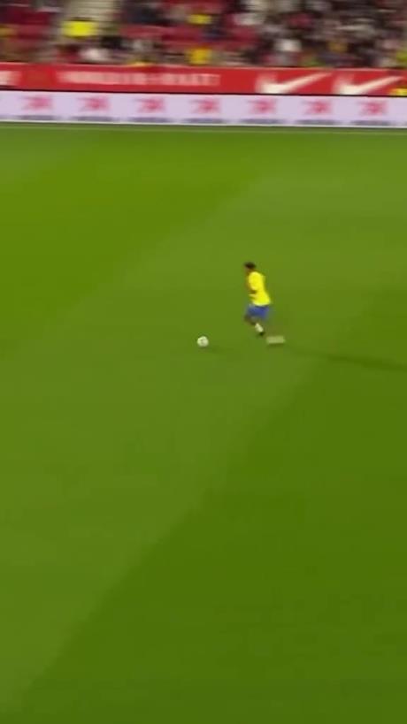 45歲還開(kāi)掛！小羅再現(xiàn)牛尾巴過(guò)人，微笑單挑門(mén)將輕松打進(jìn)